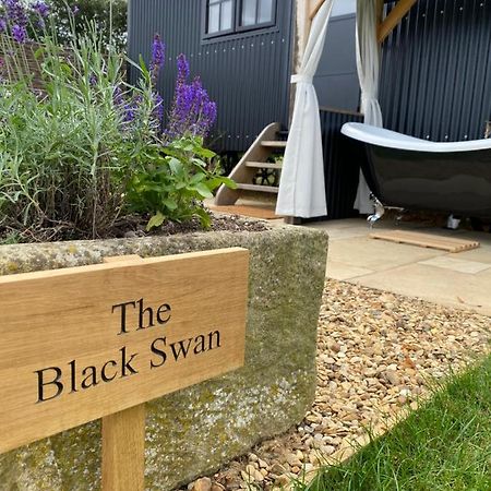 The Black Swan Shepherd Hut Ketton Extérieur photo