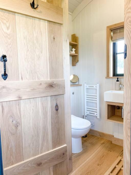 The Black Swan Shepherd Hut Ketton Extérieur photo