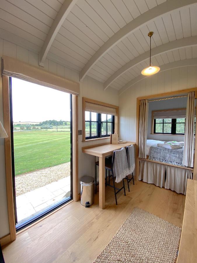 The Black Swan Shepherd Hut Ketton Extérieur photo