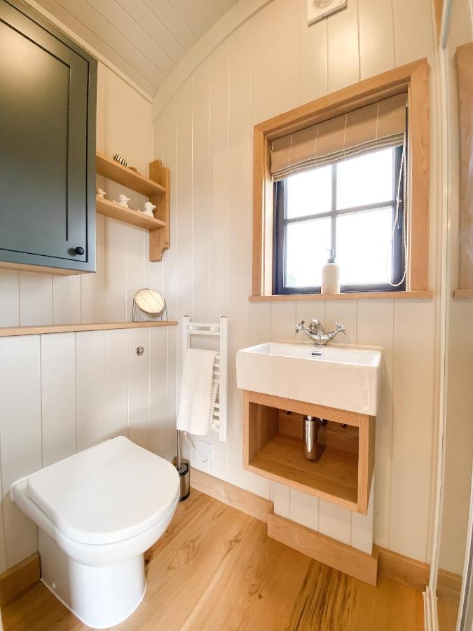 The Black Swan Shepherd Hut Ketton Extérieur photo