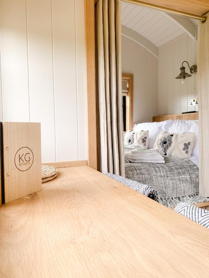 The Black Swan Shepherd Hut Ketton Extérieur photo