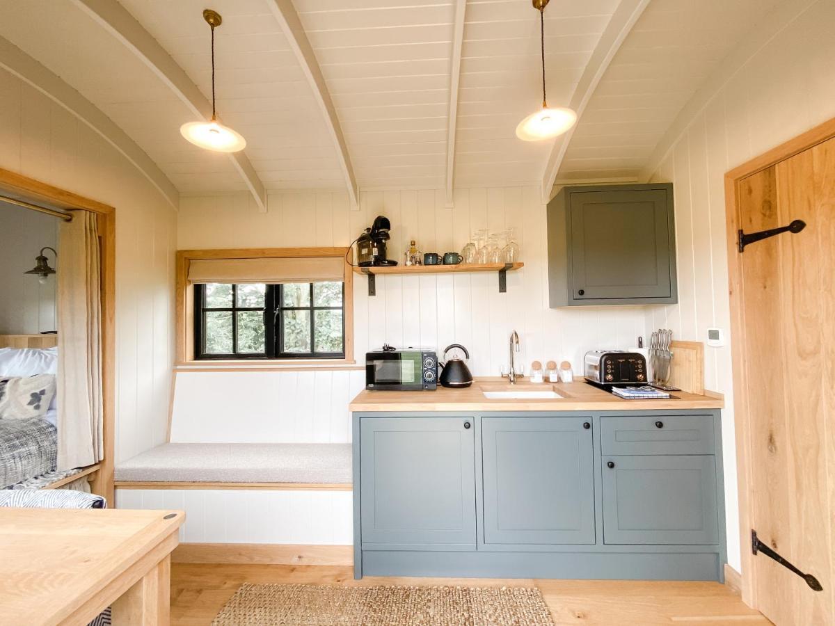 The Black Swan Shepherd Hut Ketton Extérieur photo