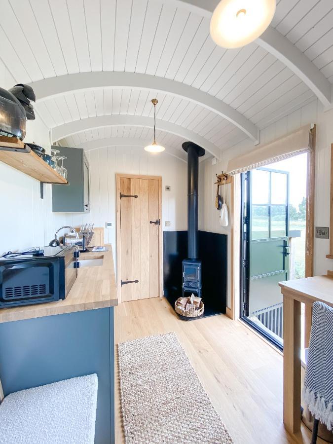 The Black Swan Shepherd Hut Ketton Extérieur photo